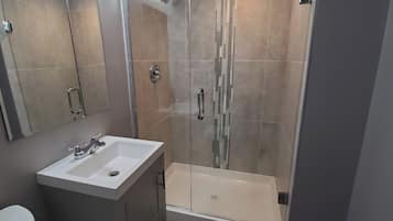 Douche, sĂšche-cheveux, serviettes fournies, savon