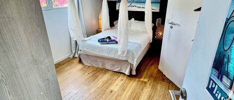 Tabla de planchar con plancha, wifi y ropa de cama
