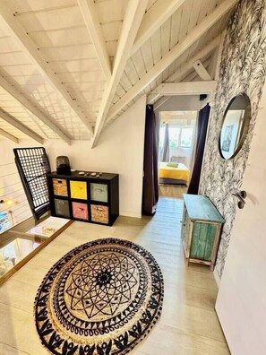 Tabla de planchar con plancha, wifi, ropa de cama