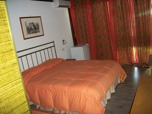 1 quarto, ferros/tábuas de passar roupa, berço de viagem