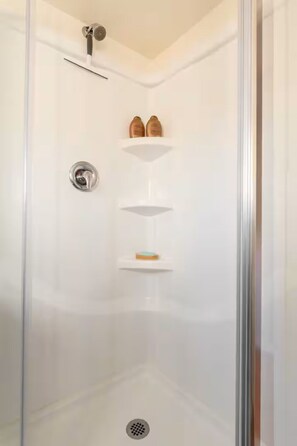 Dusj, hårføner, håndklær og såpe