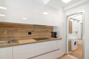 Frigorífico, microondas, horno y placa de cocina