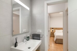 Ducha, secador de pelo, toallas