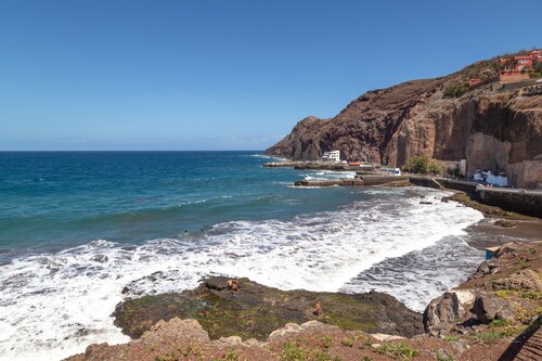 Urlaub 'S Q Playa De Sardina' mit Bergblick, Gemeinschaftspool und Wi-Fi