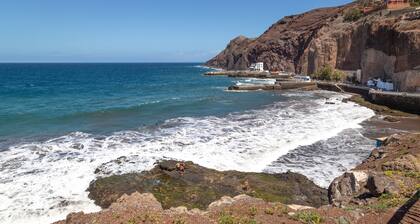 Urlaub 'S Q Playa De Sardina' mit Bergblick, Gemeinschaftspool und Wi-Fi