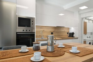 Frigorífico, microondas, horno y placa de cocina