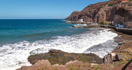 Urlaub 'S Q Playa De Sardina' mit Bergblick, Gemeinschaftspool und Wi-Fi