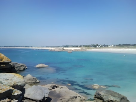 Beach nearby. Holiday Home 'Jacqueline Face À La Mer' with Sea View, Private Garden and Wi-Fi