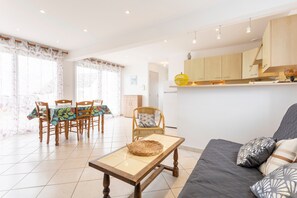 TV - Holiday Home 'Jacqueline Face À La Mer' with Sea View, Private Garden and Wi-Fi (Trégunc)