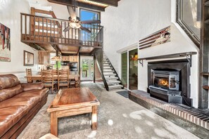 Televisión y chimenea