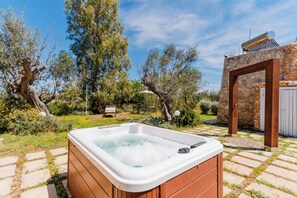 Outdoor spa tub - Apartment 'Angolo Cottura' with Shared Pool, Wi-Fi and Air Conditioning (Tuglie)