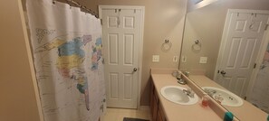 Haartrockner, Handtücher, Seife, Toilettenpapier