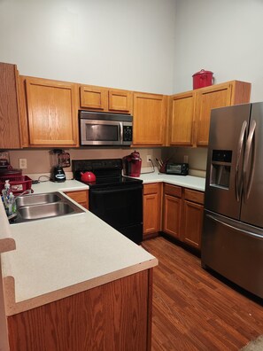 Een microgolfoven, een oven, een kookplaat, een vaatwasser