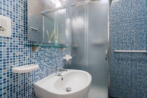 Douche, séchoir à cheveux, serviettes fournies