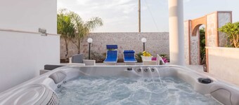 Holiday Home 'Luna Rossa' with Private Terrace, Wi-Fi and Air Conditioning