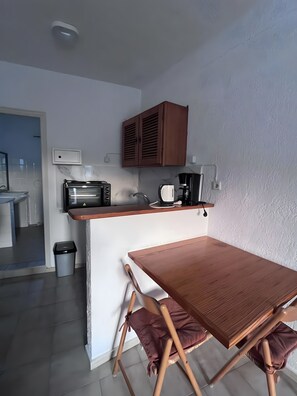 Kühlschrank, Ofen, Herdplatte, Wasserkocher mit Kaffee-/Teezubehör