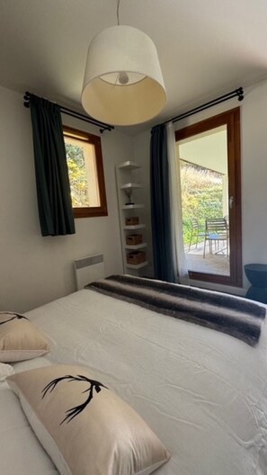 2 bedrooms, iron/ironing board, free WiFi