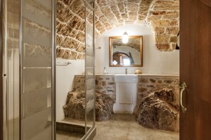Ducha, secador de pelo y toallas