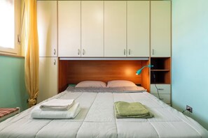 2 bedrooms, iron/ironing board, bed sheets - Apartment 'B12' with Private Terrace and Balcony (Alghero)