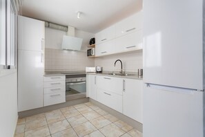 Refrigerador, microondas, horno, placa de cocina