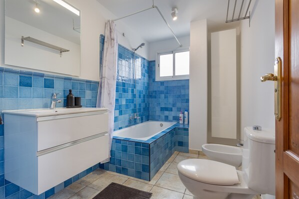 Ein Badezimmer mit Badewanne, Toilette und Waschbecken.