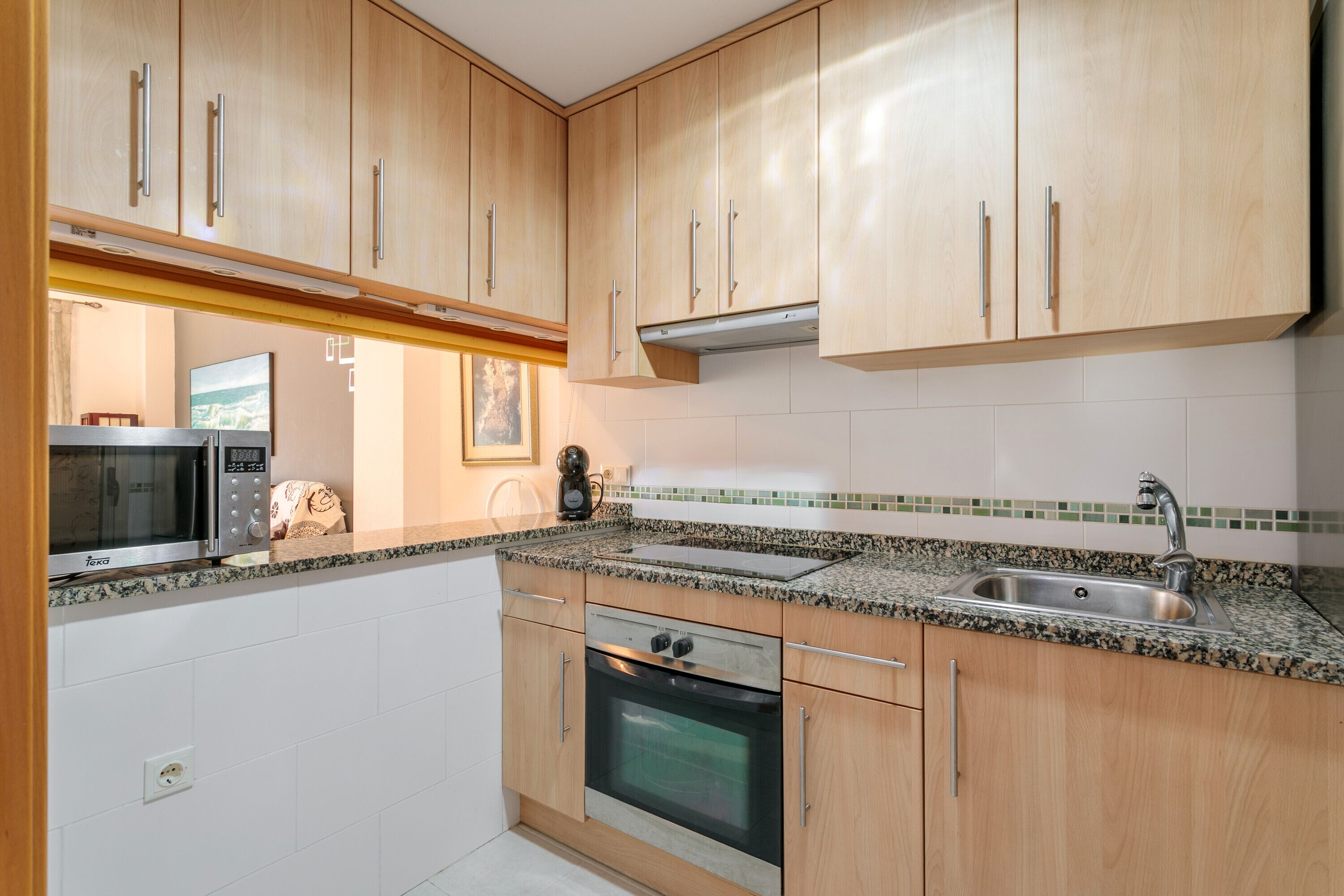 Frigorífico, microondas, horno y placa de cocina