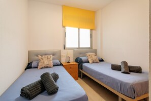 2 slaapkamers, een strijkplank/strijkijzer, gratis wifi, beddengoed