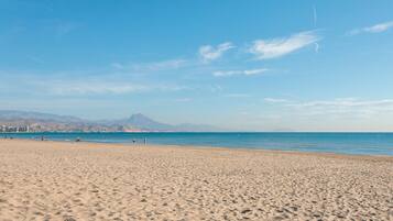 Una spiaggia nelle vicinanze