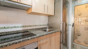 Frigorifero, microonde, forno, piano cottura