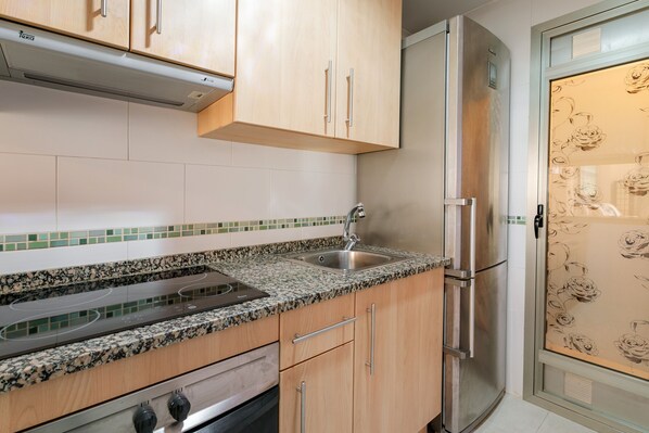 Frigorifero, microonde, forno, piano cottura