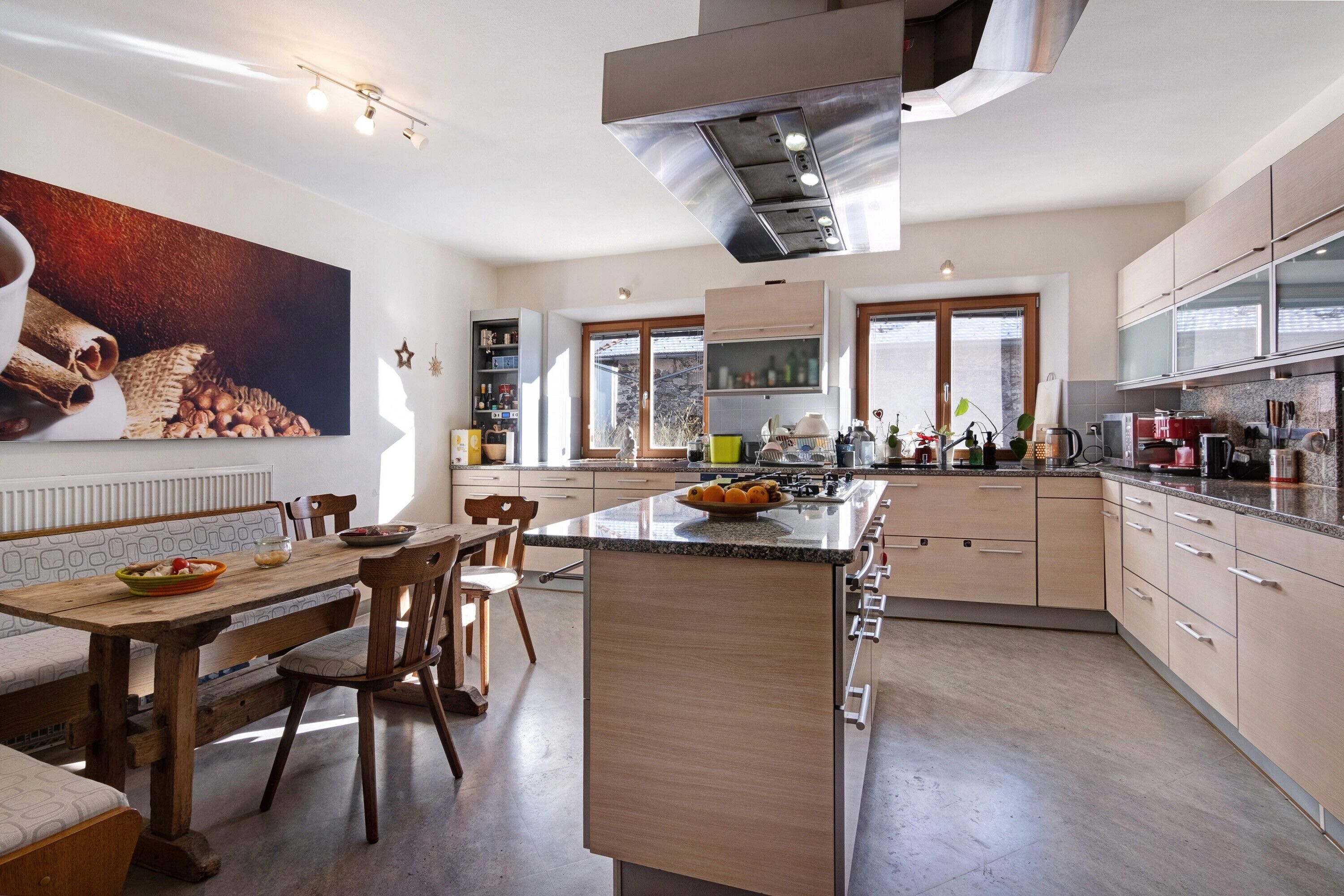 Fridge, oven, stovetop, coffee/tea maker