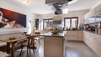 Fridge, oven, stovetop, coffee/tea maker