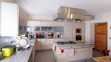 Réfrigérateur, four, plaque de cuisson, cafetiÚre/bouilloire