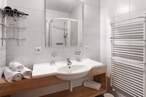 Dusche, Haartrockner, Handtücher