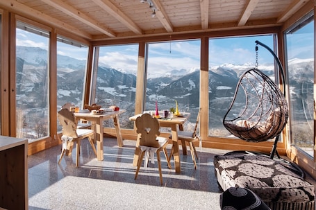 お食事. Room 'Mairhof Stilfser Joch Zi 6' with Mountain View, Private Terrace and Shared Garden