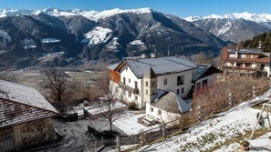 Un pueblo cubierto de nieve con arquitectura tradicional, incluyendo un edificio destacado con una torre.