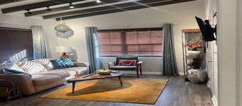 Charming studio w over an acre backyard, 3 minutes downtown and 10 minutes beach