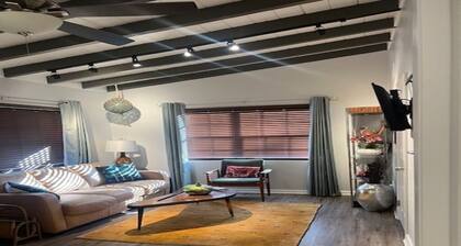 Charming studio w over an acre backyard, 3 minutes downtown and 10 minutes beach