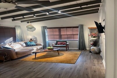 Charming studio w over an acre backyard, 3 minutes downtown and 10 minutes beach