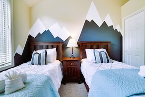 6 bedrooms, desk, iron/ironing board, travel crib