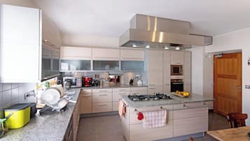 Fridge, oven, stovetop, coffee/tea maker
