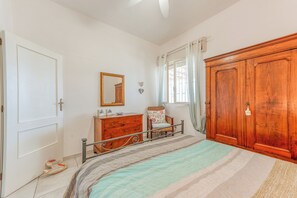 1 soverom og strykejern/-brett