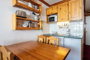 Fridge, microwave, oven, stovetop - Apartment 'Vanoise 352' with Mountain View, Balcony and Wi-Fi (Les Belleville)
