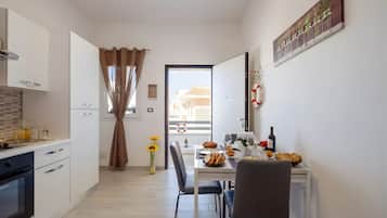 KylskÄp, ugn, spishÀll och grytor/köksredskap