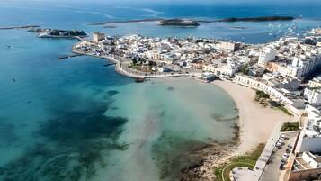 Una spiaggia nelle vicinanze