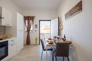 Frigorifero, forno, piano cottura, pentole/stoviglie/utensili