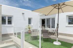 Outdoor dining - Holiday Home 'La Casita De Álvaro' with Private Pool, Wi-Fi and Air Conditioning (Conil de la Frontera)