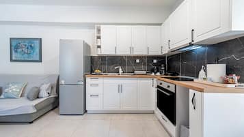 Refrigerador, horno, parrilla de estufa y cafetera y tetera