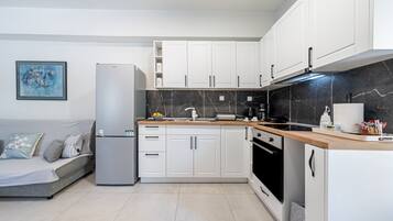 Kühlschrank, Ofen, Herdplatte, Wasserkocher mit Kaffee-/Teezubehör