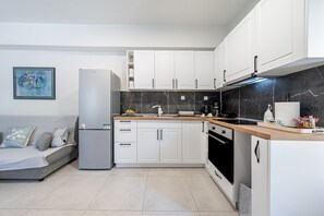 Jääkaappi, uuni, liesi, kahvin-/teenkeitin